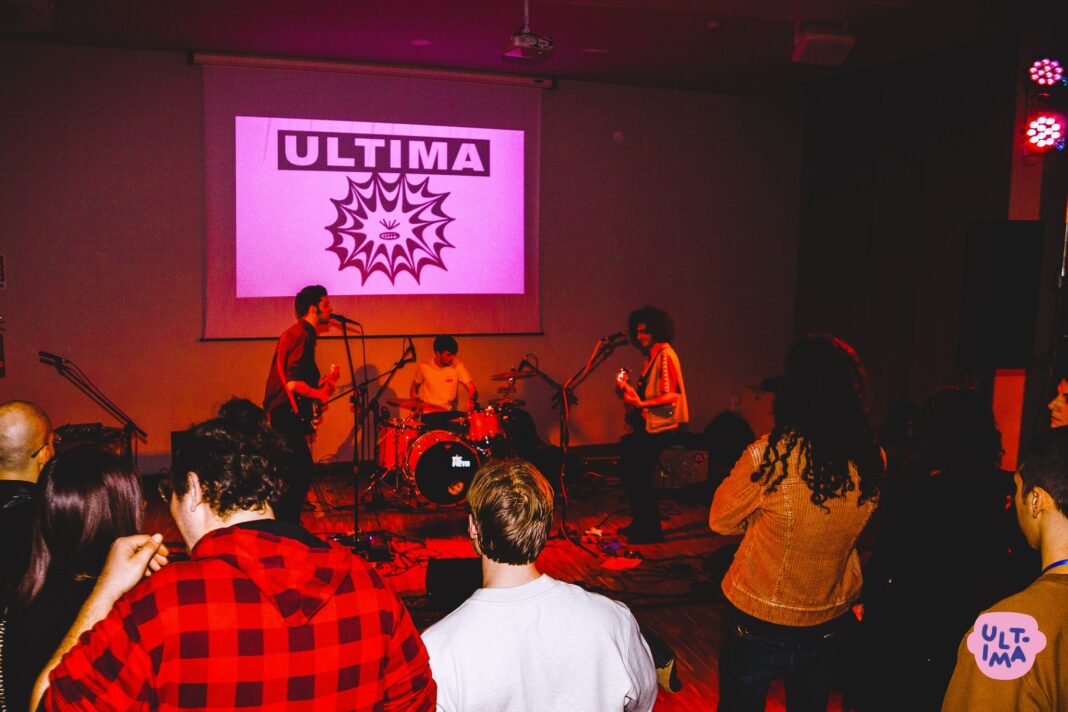 gruppo musicale nel foyer del teatro - ultima eventi