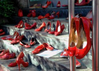 giornata_internazionale_contro_le_violenze_sulle_donne_scarpe_rosse_davanti_alla_rai