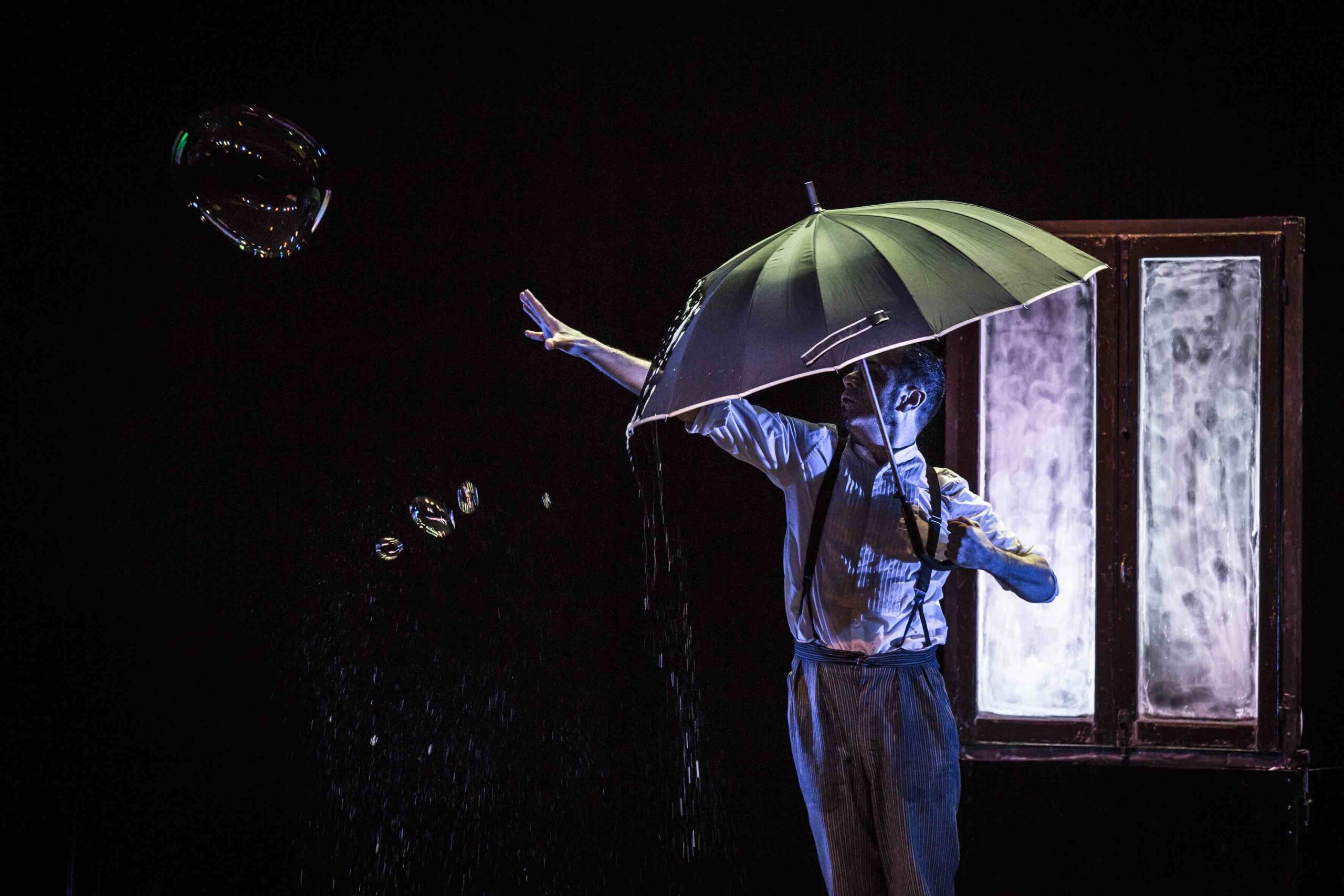 La magia delle bolle di sapone incontra il teatro con “L’omino della pioggia” a Rosignano Marittimo